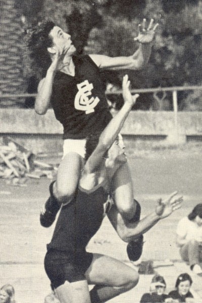 Craig Davis takes a screamer over Fitzroy's Chris Smith in a pre-season practice match at the Junction Oval in 1973. This was Craig's first ever match for the Blues after having been recruited from NTFA (Tas) club Launceston.