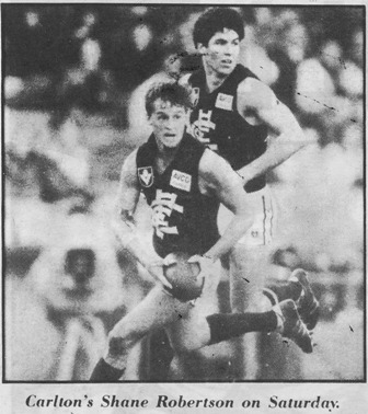 1987 Rd 14 - Shane Robertson looking upfield for a target.