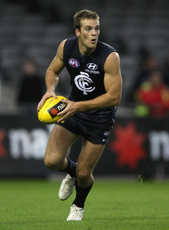 2009 Rd 3 NAB Cup - Greg Bentley looks upfield.