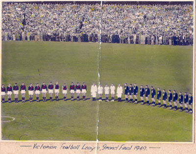 1949 GF - The teams line up for the start.