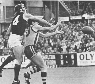 1977 Rd 4 - Tony Southcombe spoils David Polkinghorne.